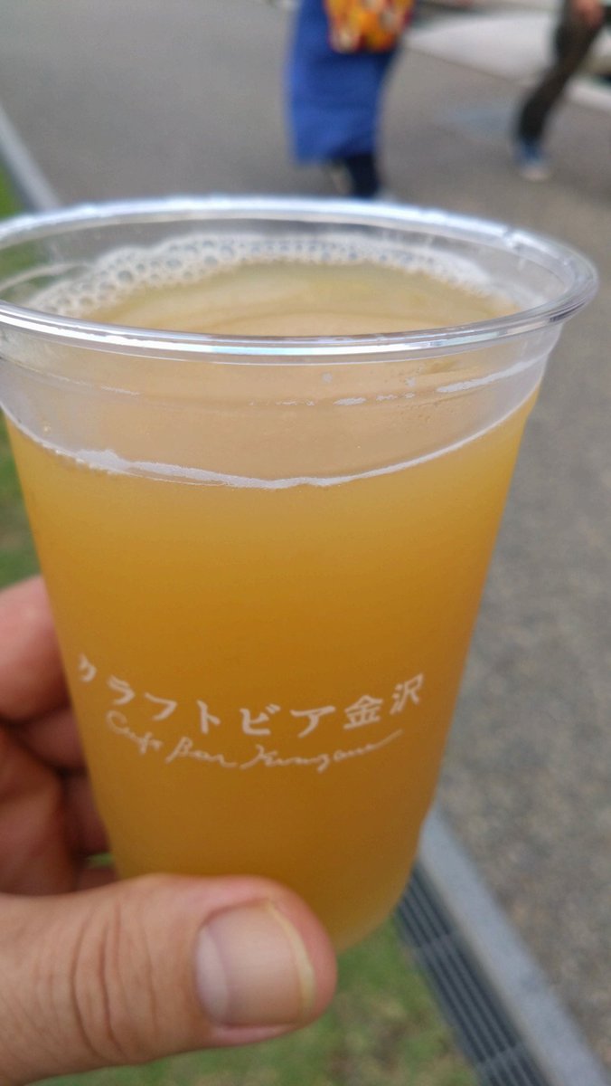 hwpcf0606's tweet photo. ブルークラシックっていう内灘町のクラフトビールらしい。おっさんに似合わない桃🍑の味と香り♥
#クラフトビア金沢 https://t.co/uV1cRZQud0