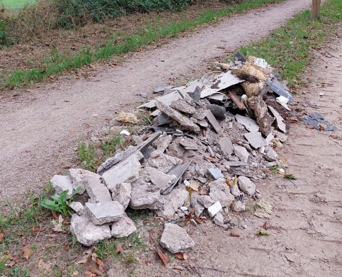 Dat ligt
En scheelt mij weer gewicht zal de dumper wel gedacht hebben..
Asbest en puin-zooi, das niet mooi👎🏼 #Schalkhaar #buitengebied 
Zwijnenbergerweg -  Kappertsteeg 

Iemand iets gezien? 

Wij, #Greenteam🐛 en #politie👮🏼‍♀️ wenst #mens #dier en #milieu een mooi weekend 💙💚