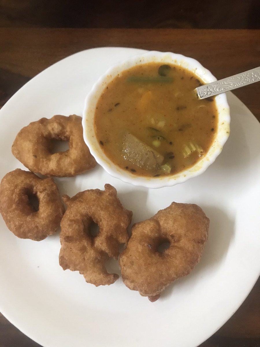 AmitLeliSlayer's tweet image. Chef tweeting, don’t criticise the shape my first try🙏

It was tasty and crunchy 😋

#WeekendChef 

Breakfast now, lunch will be at 6PM 😂🤭😂🤭