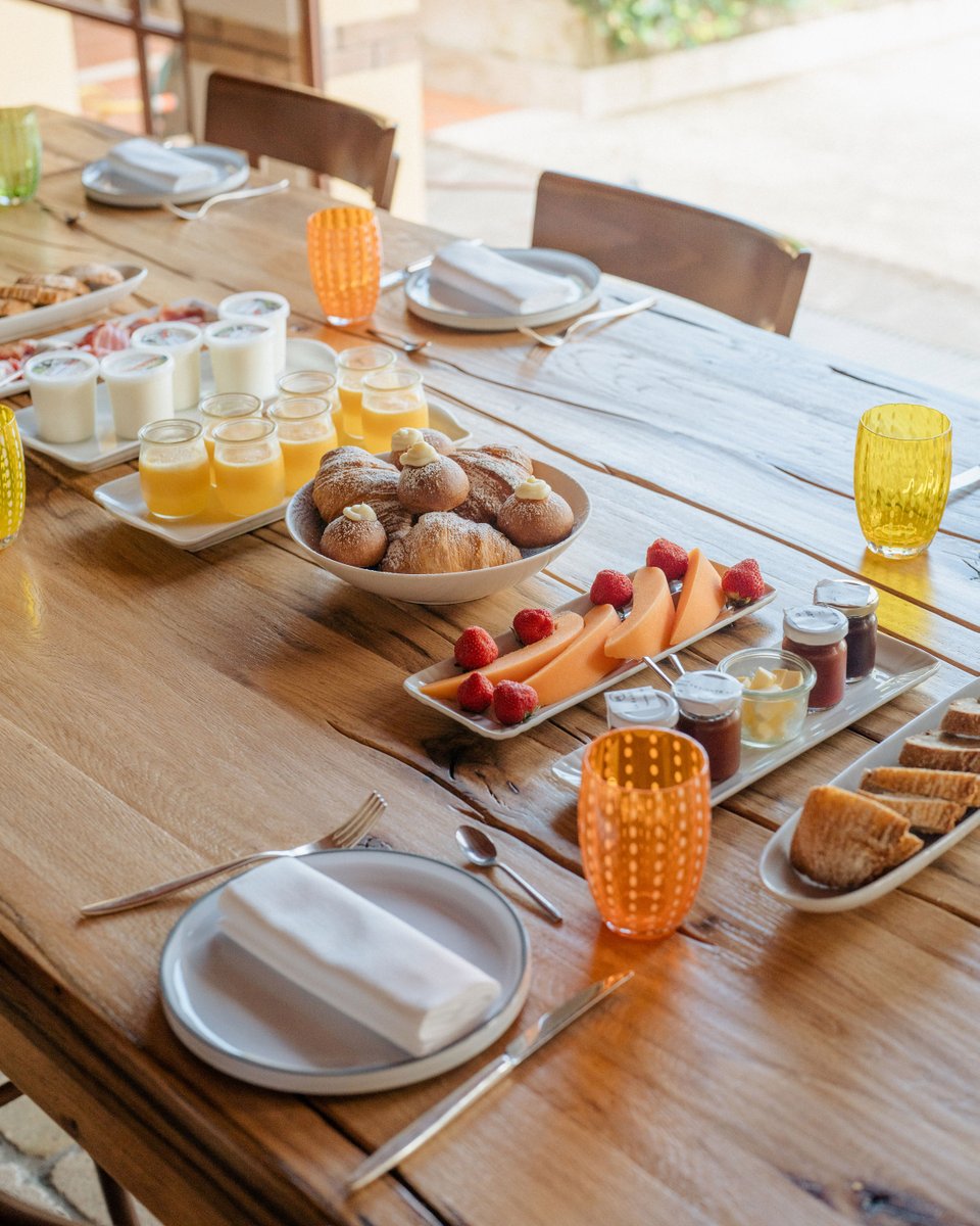 Il  risveglio degli ospiti che soggiornano qui, ha i colori della frutta  fresca, delle marmellate, dei succhi realizzati con le risorse del  nostro orto e il profumo dei prodotti da forno che prepariamo ogni mattina.

#buongiorno #abruzzo #colazione #michelinstar