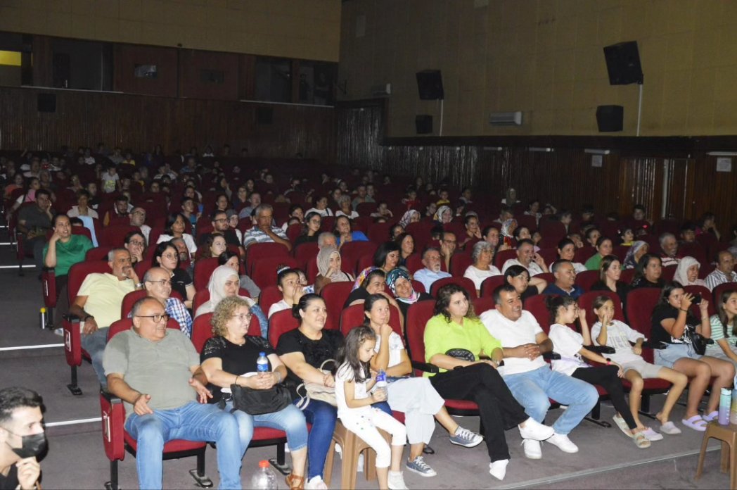 BelediyeCine's tweet photo. Yaz Etkinlikleri kapsamında a��ılan Drama Kursu'muz öğrencilerimizin sergiledikleri yılsonu gösterisiyle sona erdi. 

Sahnede yeteneklerini sergileyen geleceğin tiyatrocuları seyircilerden tam not aldı. https://t.co/rrobc8eCn2