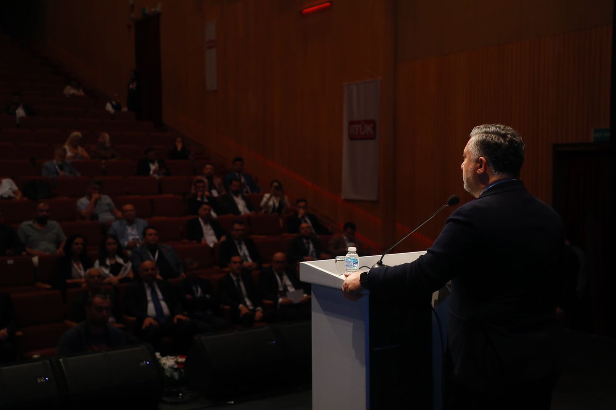 Yerel yayıncılarımıza rehber olan kurum olarak talep ve beklentileri kendimizin sayıyoruz ve bu anlayışla hareket ediyoruz. Özellikle telifle ilgili şikâyetlerinizi biliyoruz. Bu noktada önemli bir adım attık. MÜYAP ile ve ilgili diğer müzik meslek gruplarıyla temasa geçtik. Bir