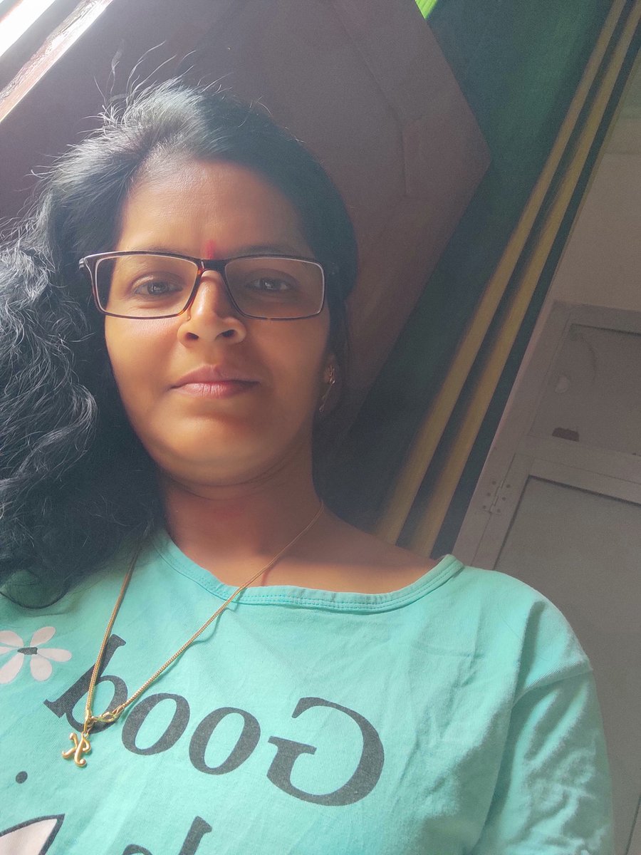 कौन कहता है कि दूरियां किलोमीटरों में नापी जाती है ...
खुद से मिलने में भी उम्र गुज़र जाती है ..!