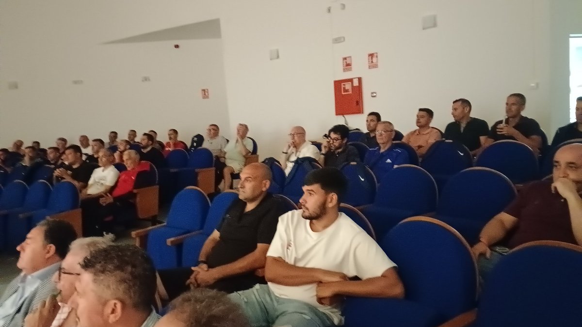 Hoy nuestros entrenadores están de Congreso. Formación y aprendizaje unidos de la mano del fútbol.<a href="/RFAF_CE/">RFAF - Comité Entrenadores</a> , <a href="/rfaf/">RFAF</a>, <a href="/RFAFHuelva/">RFAF - Delegación de Huelva</a>