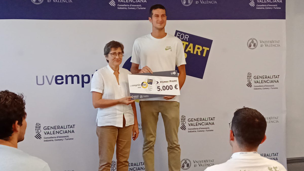 murfhoeth's tweet photo. 🚀 #PREMIS | Rosa Donat, Vicerectora d'Innovació i Transferència @UV_EG ha lliurat els 🏆 #UVemprenLAB #4StartUP que patrocina la @GVAinnovacion
🥉#everpark @pablosenabre i🥈 @MiivoMobility @fdeconomiauv amb 2️⃣5️⃣0️⃣0️⃣€
🥇#WinusBio @manelfeltrer @FacQuimicaUVEG amb 5️⃣0️⃣0️⃣0️⃣€ https://t.co/z72c8CloMc
