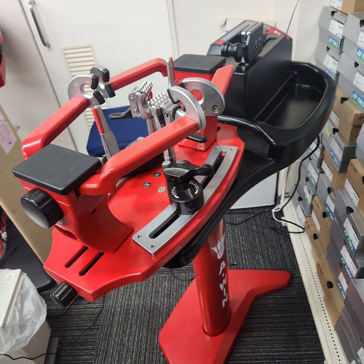sunfast_nippori's tweet photo. 店舗用にストリングマシンを追加しました🏸
ネットで販売しているものと同じものなので、購入前に実物を見たいという方もご覧いただけます😊
⬇ストリングマシン販売ページ⬇
https://t.co/ZzSY00YFOG
#バドミントン #ハシルトン #日暮里 #SUNFAST https://t.co/Kspfi3I1Ly