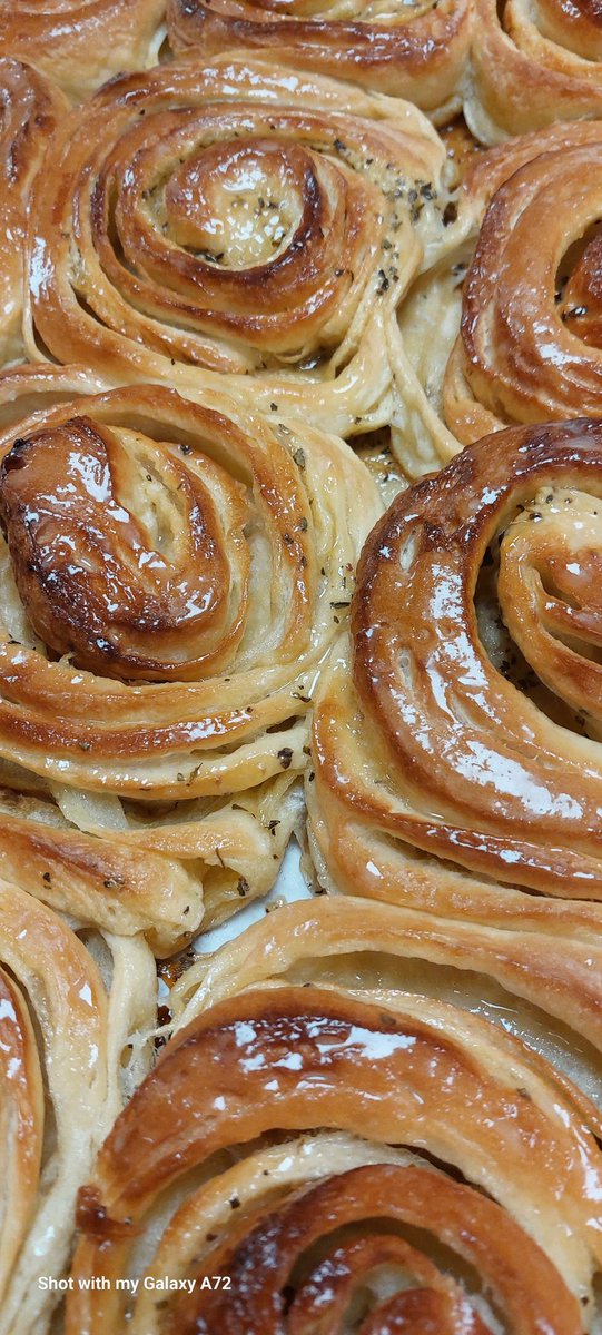 Lemon and basil Brioche swirls 

Butter Laminated dough with lemon curd and basil with a Madagascar vanilla and Sicilian lemon 🍋 frosting glaze

#Supportlocal #Loveards #SupportlocalAND #Smallbusiness #Staysafe #Essentials #madefromscratch
#madewithlove
#foodiesofinstagram