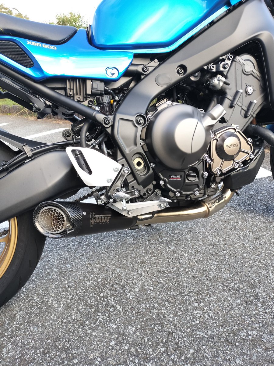 layzner_mk2's tweet photo. GIGA STATIONさんから車輌貸し出しを条件にMivvのマフラーを無償で提供してもらいました。
見た目はかなりスッキリした。
音は低音の迫力が増して満足
#XSR900
#Mivv
#GIGASTATION https://t.co/yltsvu8gYv