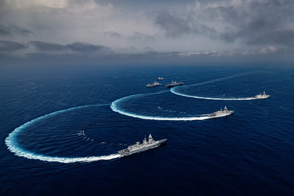 #NaveDoria e le fregate Rizzo e Fasan in accostata simultanea. 
Sullo sfondo #naveCavour con la nave di supporto logistico Vulcano e il pattugliatore polivalente d’altura Thaon di Revel. 

#MarinaMilitare
#NoiSiamolaMarina
#ProfessionistidelMare