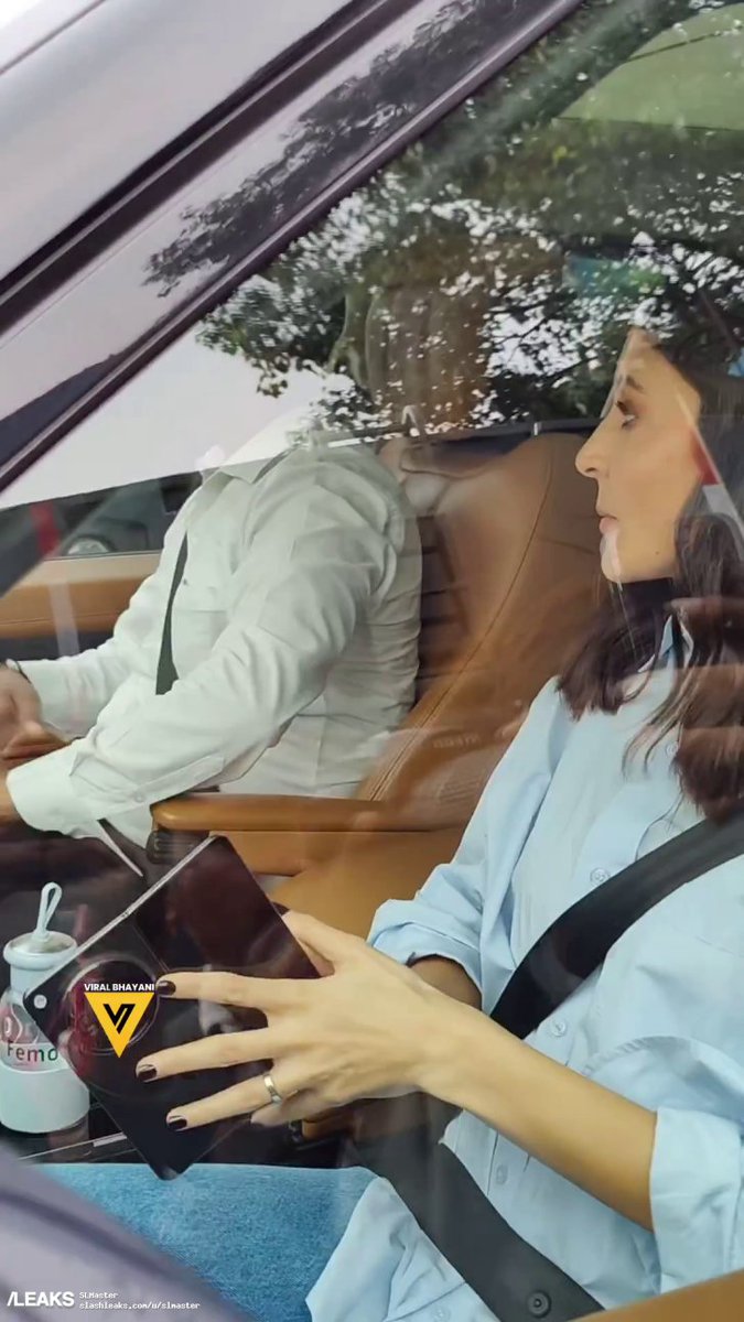 Smartprix's tweet photo. Anushka Sharma Spotted Using OnePlus Foldable Phone Weeks Before Launch https://t.co/GjV2JArkBe
#OnePlus #OnePlusOpen #OnePlusFold https://t.co/NME1584Cjy