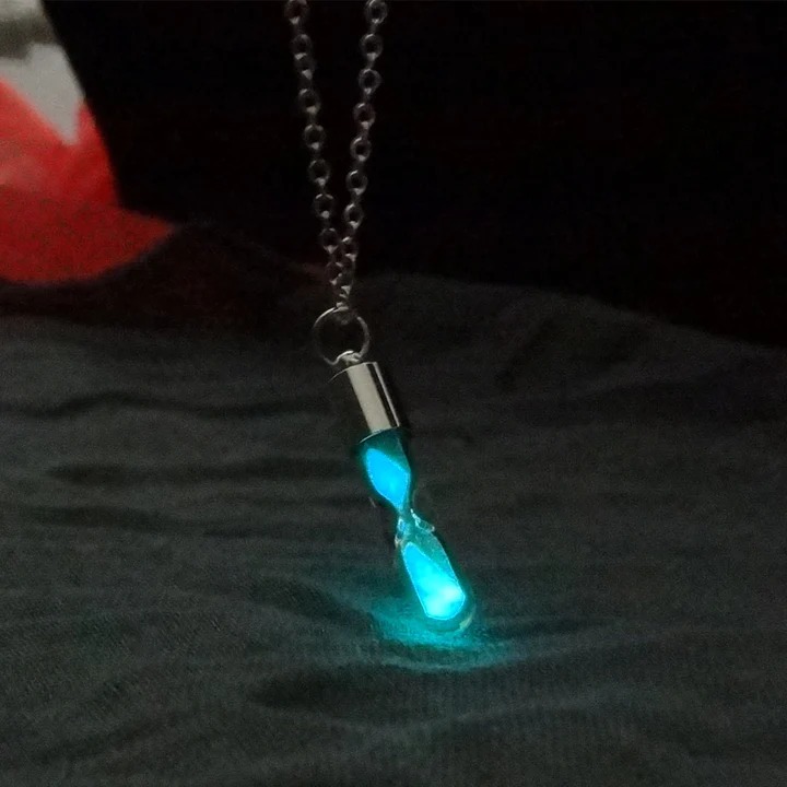 HOURGLASS CRYSTAL DRIFT BOTTLE PENDANT NOCTILUCENT NECKLACE
This product is electroplating KC gold, please avoid water, a bath does not wear, this product does not guarantee color,
#CrystalGlow
#EnchantingJewels
#NecklaceLove
#rofiamanimalist@rofiamanimalist