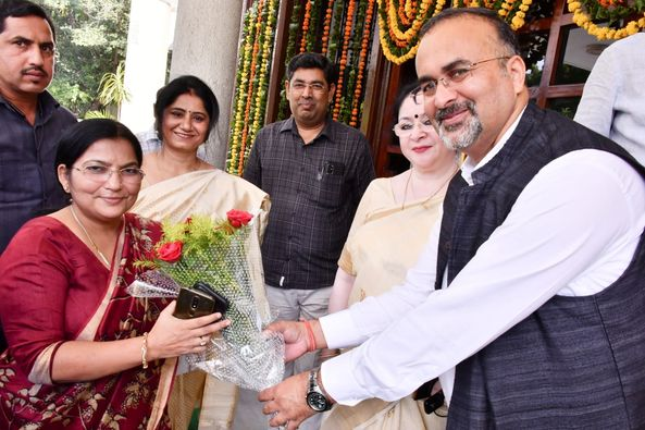 RajniTiwari_'s tweet photo. आज जनपद- झाँसी आगमन पर मार्ग में विभागीय अधिकारियों द्वारा एवं बुन्देलखण्ड विश्वविद्यालय के अन्तर्राष्ट्रीय अतिथि गृह में विश्वविद्यालय के प्रशासनिक अधिकारियों के द्वारा किये गए स्वागत के लिए आभार। https://t.co/LqLrbO5p0C