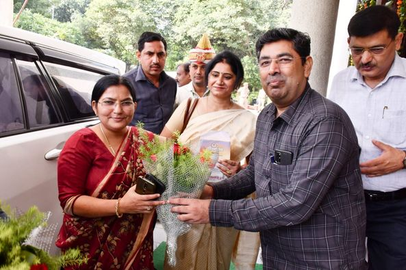 RajniTiwari_'s tweet photo. आज जनपद- झाँसी आगमन पर मार्ग में विभागीय अधिकारियों द्वारा एवं बुन्देलखण्ड विश्वविद्यालय के अन्तर्राष्ट्रीय अतिथि गृह में विश्वविद्यालय के प्रशासनिक अधिकारियों के द्वारा किये गए स्वागत के लिए आभार। https://t.co/LqLrbO5p0C