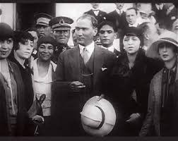 İzmir’de bir sinema
kapısından içeriye giren seyirciler, harem ve selamlık uygulamasına uygun olarak salonu ortadan bölen perdenin iki yanına otururlar; bir tarafta erkekler, öteki tarafta kadınlar. Tam film başlayacaktır ki, görevliler gelir ve perdeyi kaldırarak, seyircilere