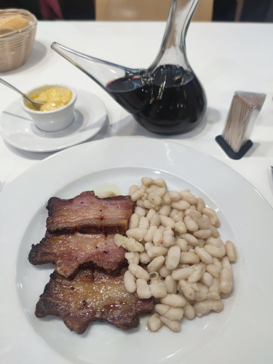 Me pasa que suelo tener sueños húmedos con la papada adobada con mongetes del Rebost d'Hostafrancs (Béjar, 33). Y ese bien de all-i-oli que resucita a un muerto y te pone en marcha para comenzar el día debidamente. Ale, a disfrutar!