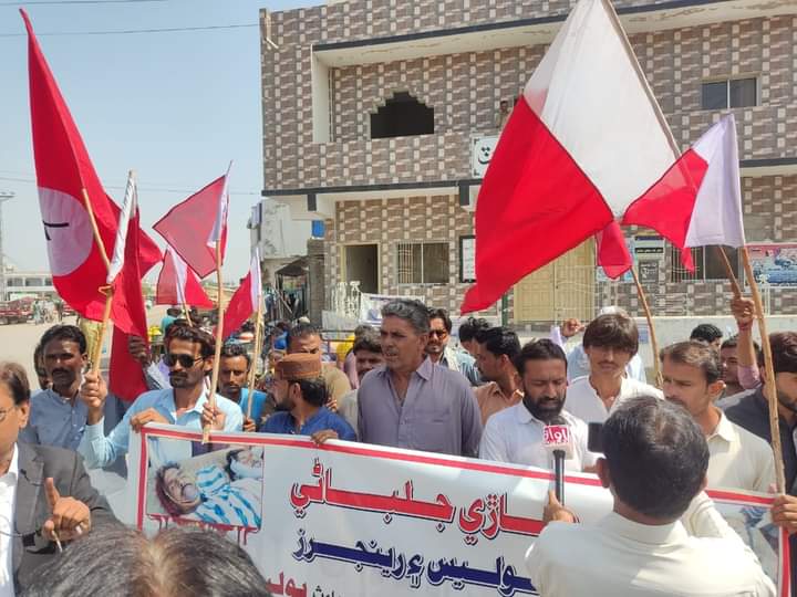 ArbabJSQM's tweet photo. امرڪوٽ ماڙي جلباڻي ۾ رياستي ادارن جي قهري ڪاروائي ۾ شهيد ڪيل قومي ڪارڪنن جي قتل ۾ ملوث قانون  لاڳو ڪندڙ ادارن جي گرفتاري لاء احتجاج ڪندي، انساني حقن جي تنظيمن ۽ عالمي ادارن کي به نوٽيس وٺڻ جي گذارش ڪئي وئي۔ https://t.co/8BQVrjE3Zr