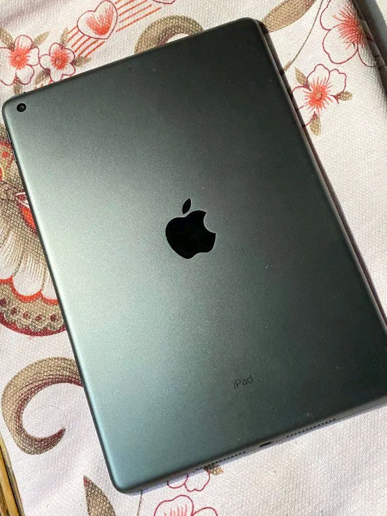 One4Enha's tweet photo. For sale ipad
— IPad 9th gen (256 gb space gray)
— Ios 17
— Good as new (Still in warranty until January)
— All features are working (Fingerprint, Home button, Volume button, lock button, True tone) 
— Inclusion; Box, original charger, case, Screen protector 

free 3 Enha pcs https://t.co/nCPnZFKivt