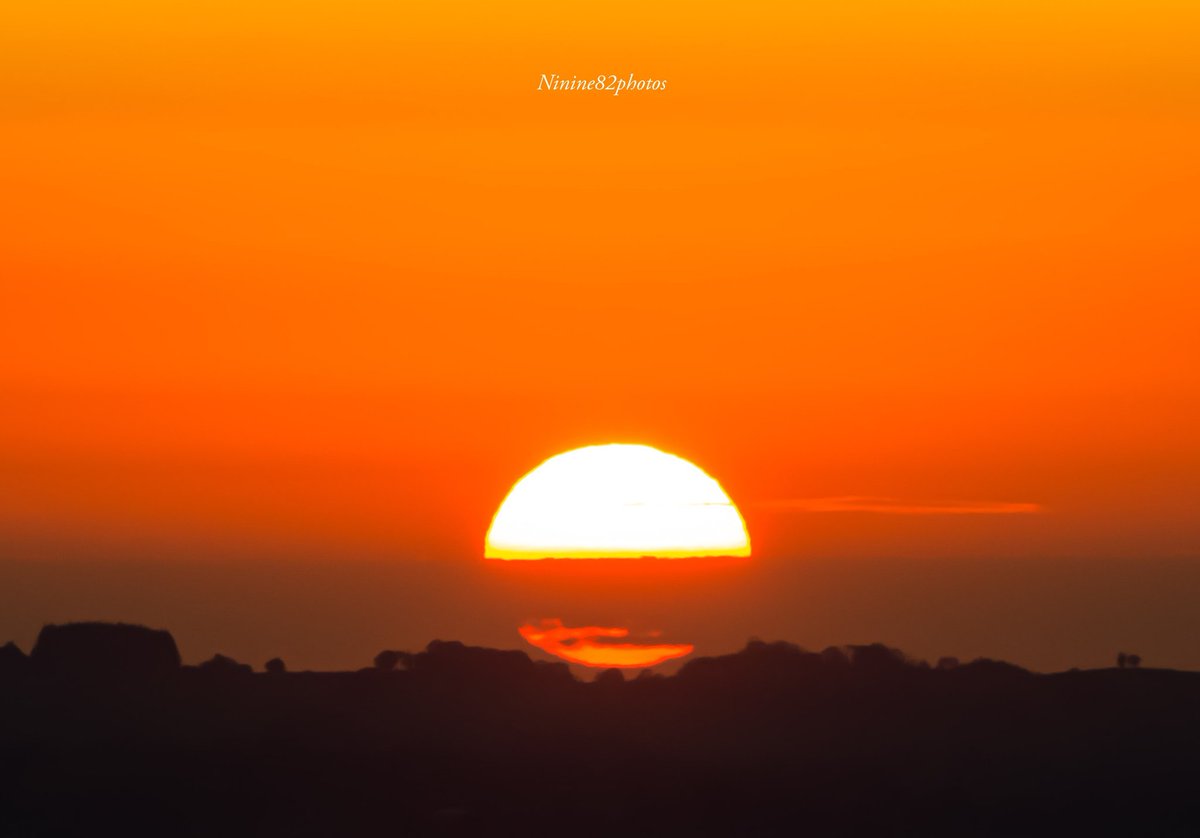 ninine82's tweet photo. L'un des avantages d’être au travail de bon heure et dans un bureau au dernier étage un vendredi matin, c’est le magnifique spectacle que nous offre la nature 🌄 ✨️💖 Bon week-end 🍀☀️ #sunrise #photos #photography #sunphoto https://t.co/NSTacF1qHy