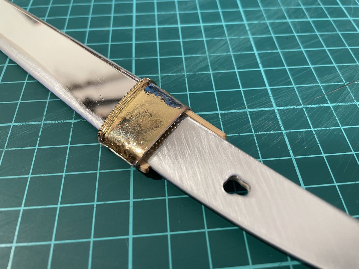 Maxifactory's tweet photo. 26.竹の割り箸やヒノキの細い角棒などで刀身と鎺の隙間を埋めていきます。棟区（むねまち）に引っ掛かる長さでカットしたら接着剤で固定。刀身にフィットするように内側をやすりで微調整したら「鎺（はばき）」の完成です。 https://t.co/HTDYvhxhb0