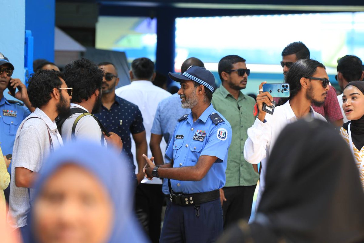 PoliceMv's tweet photo. 📸 Amidst the ongoing nationwide voting, our officers remain vigilant and dedicated to ensuring the safety and security of all. #OperationBlueWave https://t.co/A5yd4C34Um