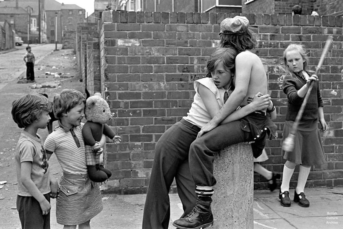 Alleyway, Kenilworth Road by Tish Murtha. From the series Juvenile Jazz Bands (1979). Photo © Ella Murtha, all rights reserved.