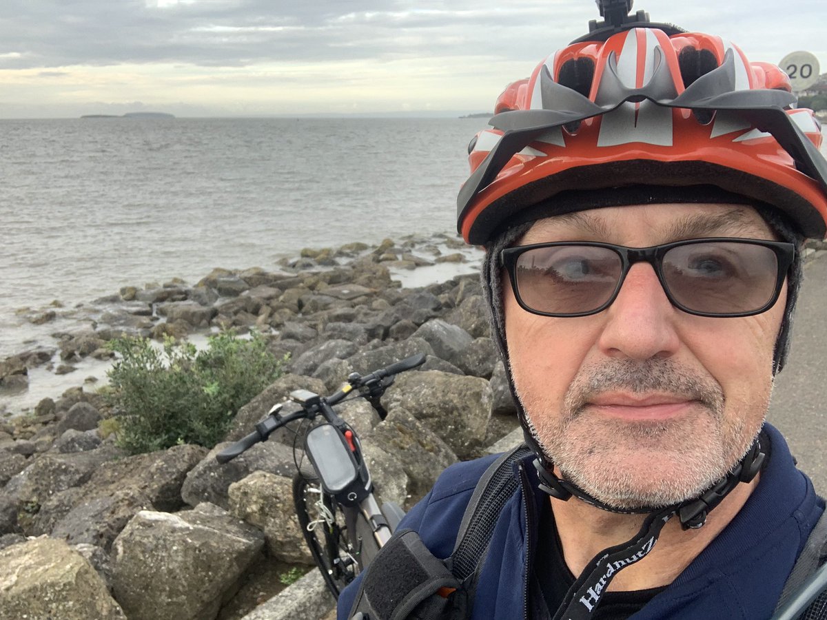 ianmorris84's tweet photo. Great way to start the weekend cycling down to Cardiff Bay #cycling #cardiffbay #Autumn #tafftrail 🚴🍂🌩️👍 https://t.co/uRDtCndR7H
