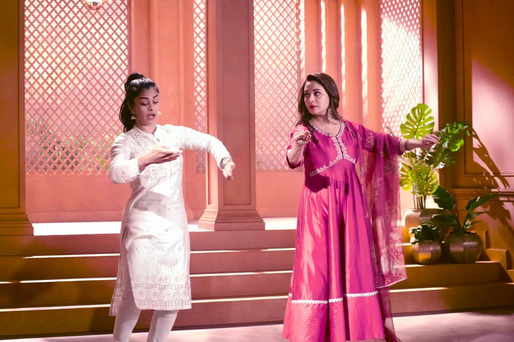 PiictureNKraft's tweet photo. Celebrity choreographer Ankkitha Maithy @ankkithamaithy shares some interesting BTS images from her recent shot with Madhuri Dixit Nene  for Jaipur Kurtis . 

#AnkkithaMaithy 
#directorofchoreography #Choreographer #CelebrityChoreographer 
#Dance #Moves #Madhuridixit https://t.co/QAVT7EhEnD