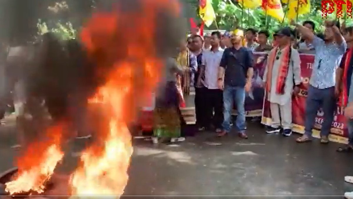 LokmatTimes_ngp's tweet photo. Trouble brews in #Tripura. #TIPRAMotha supporters block National Highway near #Champaknagar in #WestTripura district over its demand for #GreaterTipraland. Bandh affects normal life in tribal areas of Tripura.
#tripura https://t.co/wjDH5fxaSU