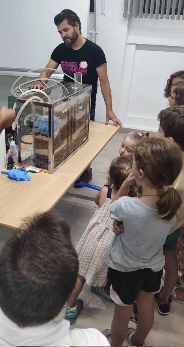 AvivarLau's tweet photo. #NocheEuropeaInvestigadores Cómo funcionan los acuíferos...cuando llueve, cuando hay sequía, cuando se extrae agua pero llueve, cuando se sobre- 💣💥 y además hay sequía!!! Gracias al equipo del #IGME_Sevilla #CasaMuseoCienciasSevilla https://t.co/J4rlKv5lrq