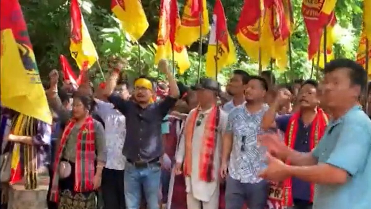LokmatTimes_ngp's tweet photo. Trouble brews in #Tripura. #TIPRAMotha supporters block National Highway near #Champaknagar in #WestTripura district over its demand for #GreaterTipraland. Bandh affects normal life in tribal areas of Tripura.
#tripura https://t.co/wjDH5fxaSU