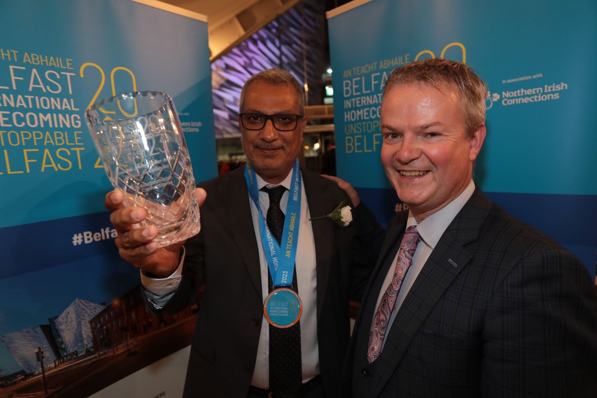 Comhghairdeas: Kamal Al-Solaylee, author of 'Return' receives 'Seanchaí' Ambassador Award at Belfast International Homecoming gala from Malachy Ó Néill of <a href="/UlsterUni/">Ulster University</a> <a href="/niallach/">Malachy Ó Néill</a> Prof. Al-Solaylee is a native of Yemen &amp; lives in Canada. He dreams of going home someday. #BelfastHome