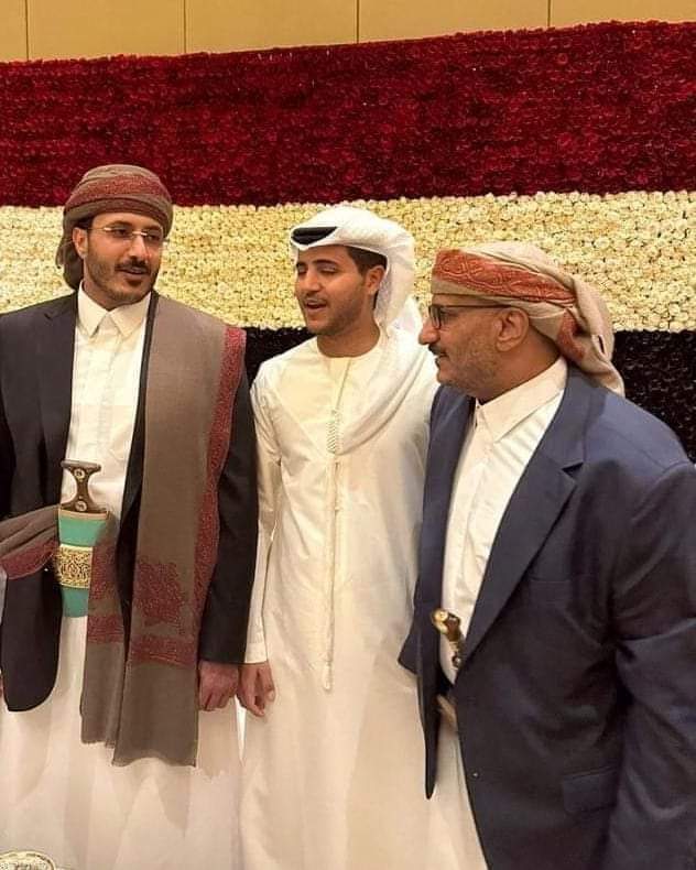 من عجائب الزمن مسرحية
__

أن الزبيدي الذي يتحدث عنه الإعلام الجنوبي الذي ظل هارب لسنوات وأنه تعرض المداهمة في منزله في الضالع من قبل عفاش ولمحاولات القتل والقصف لمنزله اليوم يحضر"قاسم عيدروس الزبيدي حفل وفرحة زواج عفاش طارق عفاش 
كم أن هذه الدنيا حقيرة بالأمس أعداء واليوم حبايب"