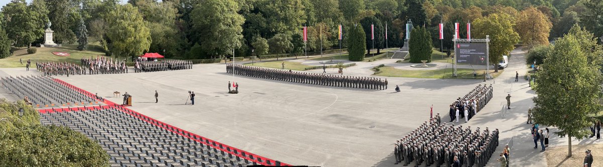 HartingerGeorg's tweet photo. Noch einmal angetreten, bevor es los geht mit der heutigen Ausmusterung der Leutnante an der Theresianischen Militärakademie in Wiener Neustadt. https://t.co/ziYJPlFJ7r