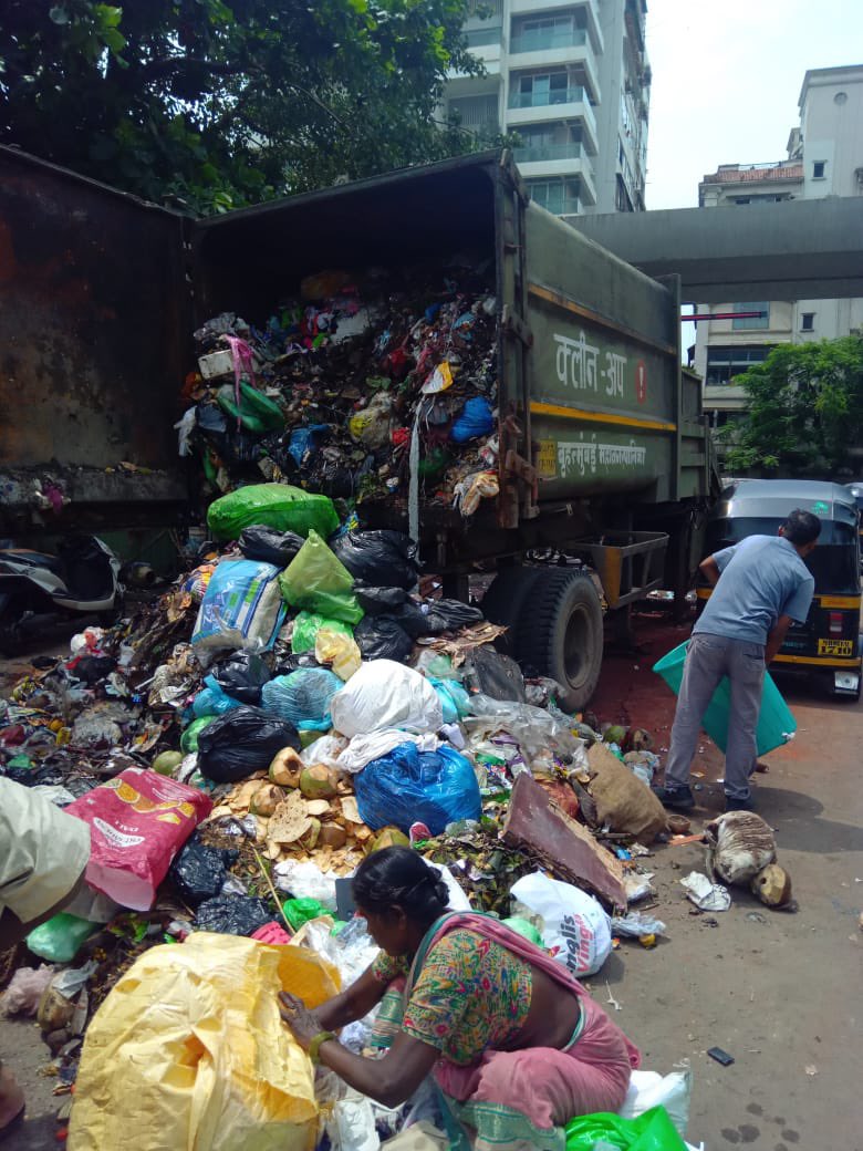 GeetaKadam8's tweet photo. Request pl help clear the garbage from  90ft road, Opp Aroma cafe, off juhu lane @mybmcwardKW @mybmcSWM @AmeetSatam https://t.co/Xylo3jl2y0