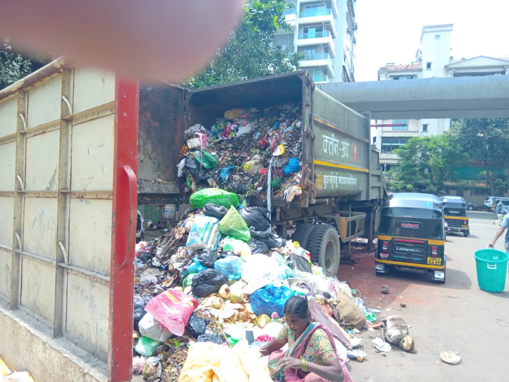 GeetaKadam8's tweet photo. Request pl help clear the garbage from  90ft road, Opp Aroma cafe, off juhu lane @mybmcwardKW @mybmcSWM @AmeetSatam https://t.co/Xylo3jl2y0