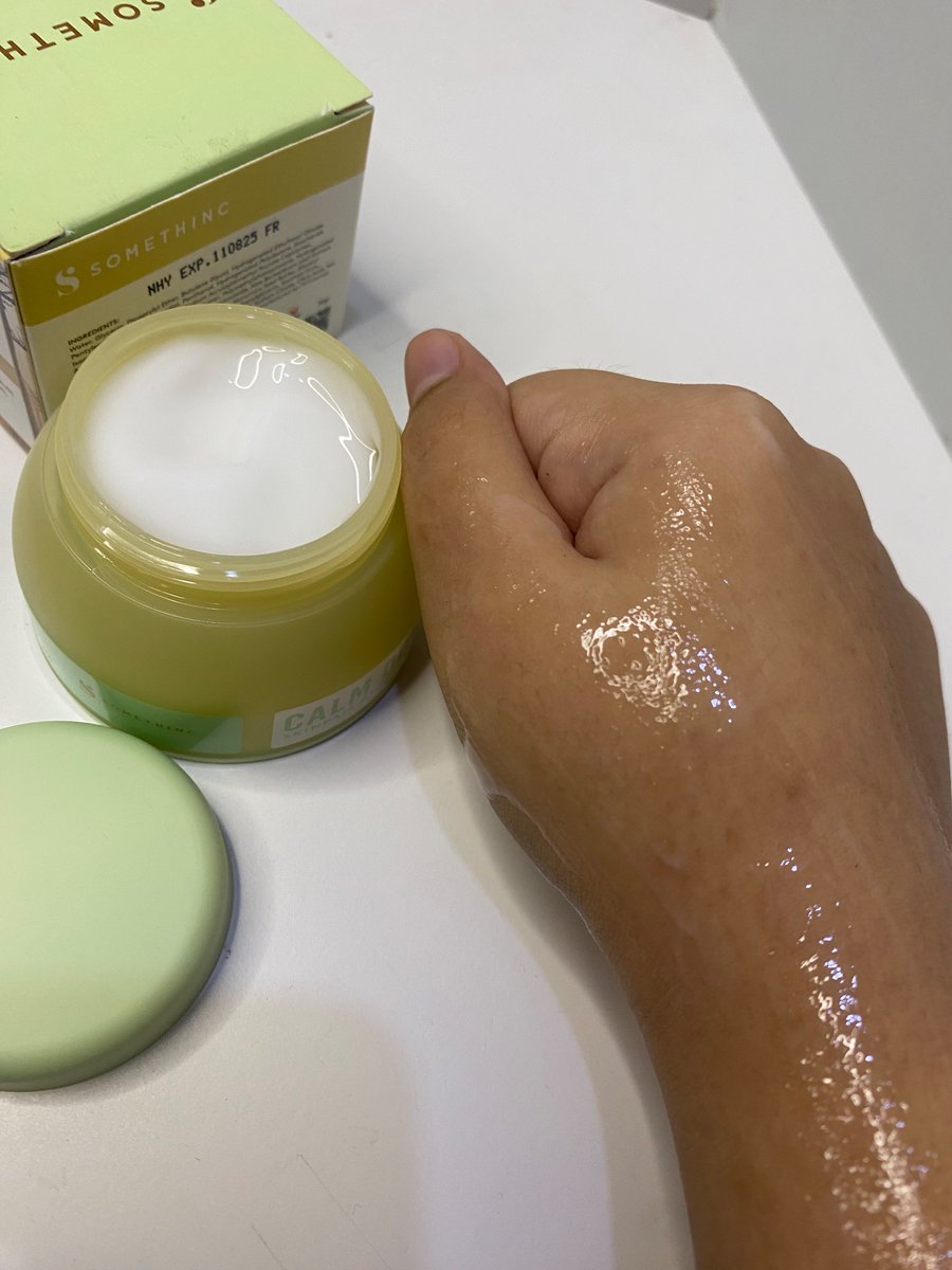 lia_hdm's tweet photo. teksturnya gel cream, pas dipake ke kulit dia melt &amp; kerasa soothingnya. kalo kulit lagi banyak redness &amp; jerawatan ini ampuh bgt di kulit aku bikin calming. lembapnya pas buat di kulit oily. oiya gak tau kenapa dia tuh finishnya bikin kulit jadi alus gitu, suka bgt. https://t.co/mbFTHkDumP