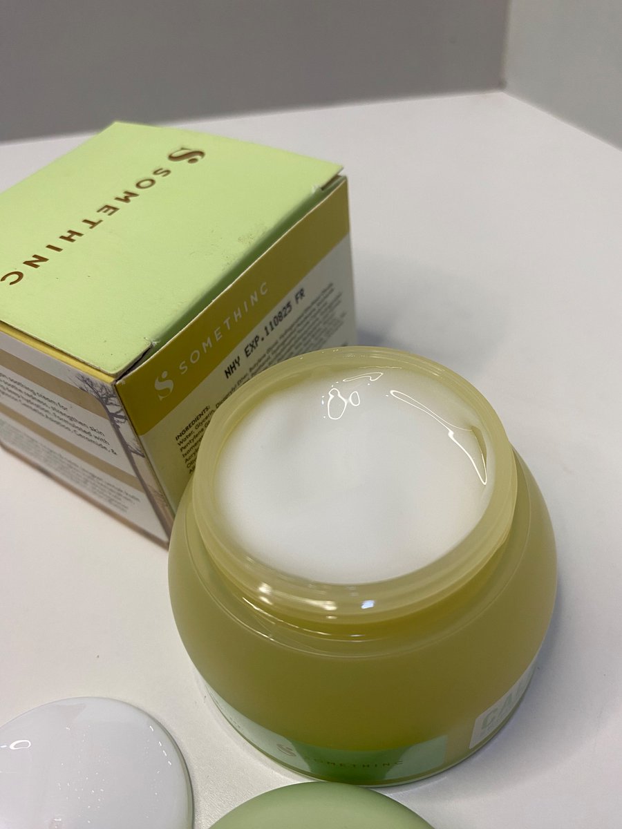 lia_hdm's tweet photo. teksturnya gel cream, pas dipake ke kulit dia melt &amp; kerasa soothingnya. kalo kulit lagi banyak redness &amp; jerawatan ini ampuh bgt di kulit aku bikin calming. lembapnya pas buat di kulit oily. oiya gak tau kenapa dia tuh finishnya bikin kulit jadi alus gitu, suka bgt. https://t.co/mbFTHkDumP