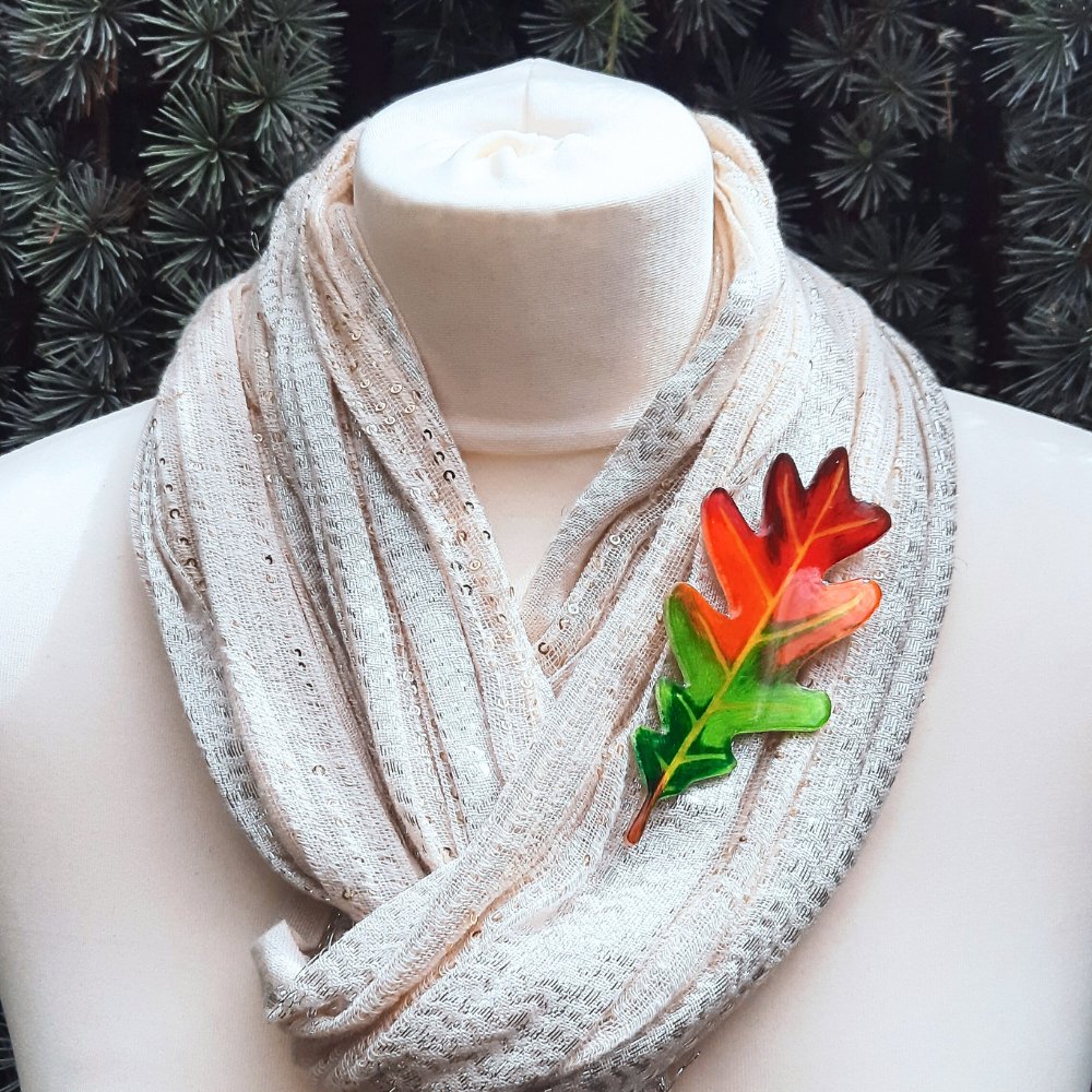 Love the shape of oak leaves. They seem to defy convention by being larger at the end of the leaf rather then tapering off to a point. Just one of 3 brooches that I have for the autumn thebritishcrafthouse.co.uk/product/autumn… #ukgiftam #mhhsbd #oak #fallfashion #shopindie #brooch #maple #brooch