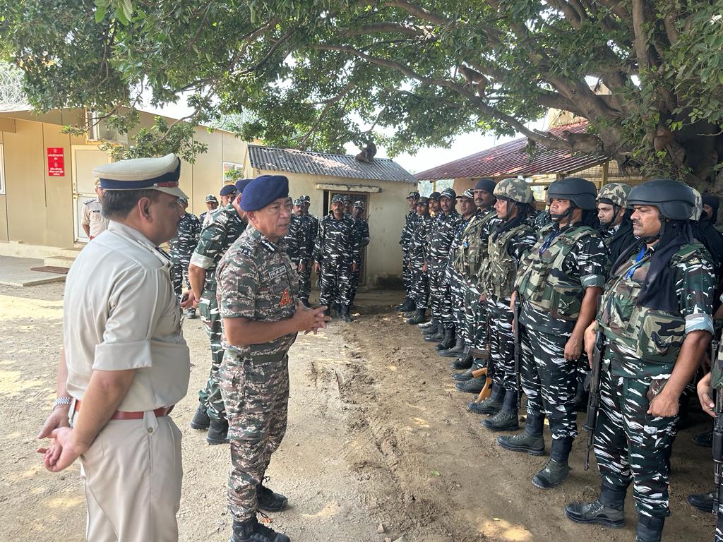 crpfindia's tweet photo. In Holy city of Ayodhya, DG #CRPF, @sthaosen. Reviewed the security of under-construction #RamMandir. Applauded the  CRPF boys for securing the site with dedication.
Interacted with IG, UP police &amp; SSP Ayodhya https://t.co/bJ6oFrDmcD
