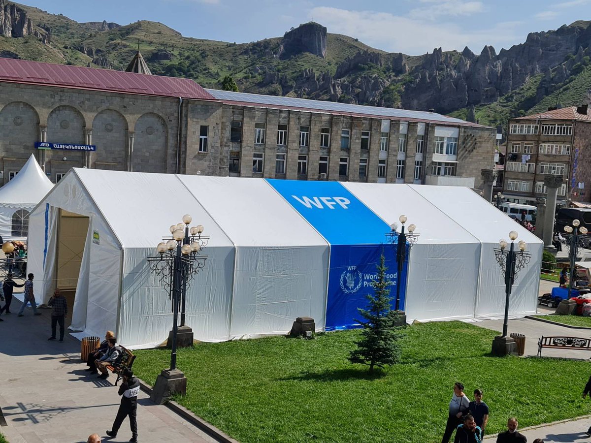 Corinne_WFP's tweet photo. As more families continue to flee to #Armenia for safety, @WFP is ramping up to:

✅ Provide 21,000 hot meals at the border over the next 2 weeks
✅ Assist 30,000 people through emergency food parcels
✅ Support over 6,000 people through food cards
➕ Scale up as needed https://t.co/l3ub0iSkPI