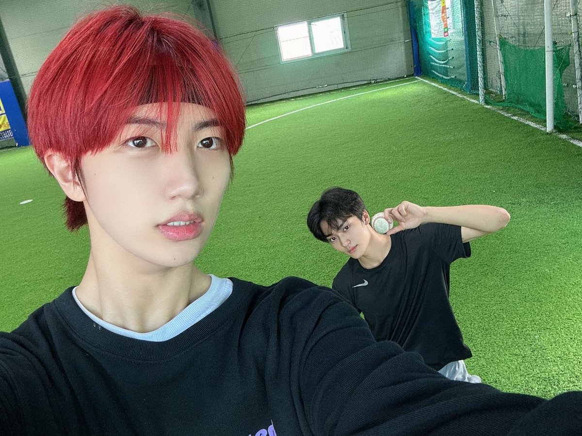CRAVITY_twt's tweet photo. 태영이랑 야구 완료⚾️
#원진 #태영 https://t.co/nFWYvnmfEE