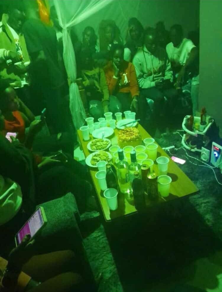 ManotiJimmy69's tweet photo. Was happy having a birthday 🎂🎂😁
#Amerix #Ssaru #Baba #Tupac #famefridayarena2 https://t.co/AEPP9sHCmV
