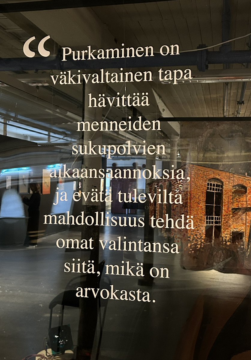 Eilen alkoi #tadweek lukuisine näyttelyineen! Purkamisen hinta -kollektiivi oli mukana toteuttamassa Tuleeko ikävä? -installaatioteosta, joka tarkastelee purku-uhan alla olevien tamperelaisten rakennusten moninaisia merkityksiä. #purkamisenhinta