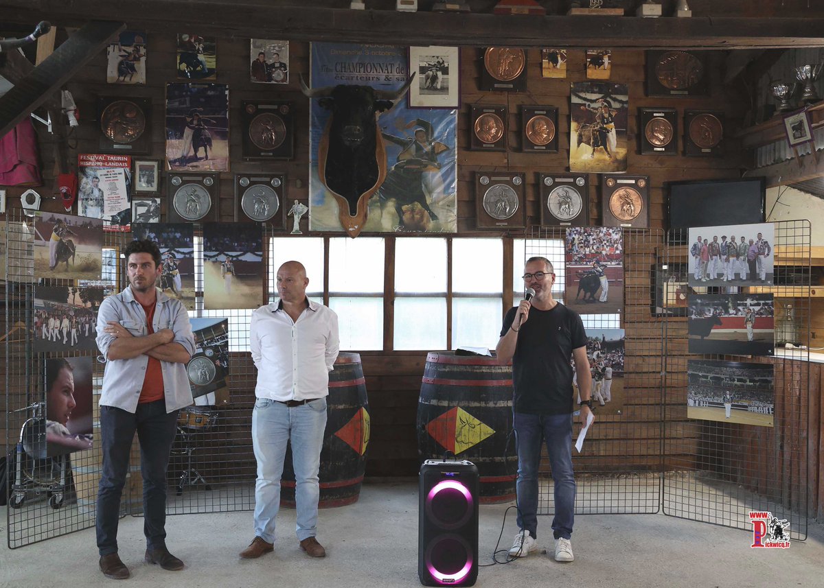 Photo de la présentation du livre "Christophe Dussau corps et âme" à la Ganadéria Dussau à Subéhargues.
BRAVO pour ce superbe livre passionnant, captivant et émouvant. Christophe Dussau nous fait partager 

studiophotovidal@gmail.com
studiovidal.net