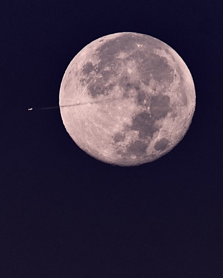 Un avión delante de la luna