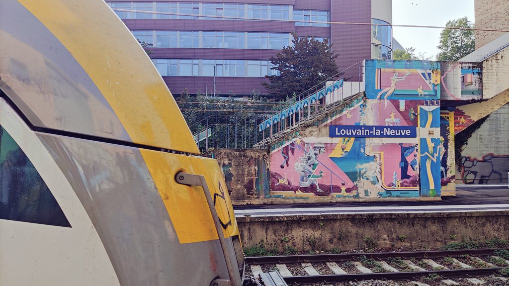 laventureduquai's tweet photo. C'est une belle journée pour prendre le train 🚊
Voyager sur la #Hell161 💪
Poser des questions ❓
Et peut-être obtenir quelques réponses 🙂
#surlequai #liredansletrain
@NoraGaspard 👋 https://t.co/2kyYsJRSuR