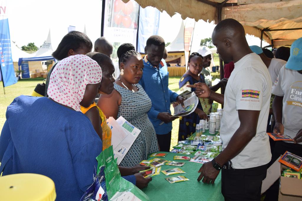 narouganda's tweet photo. Farmers visiting the exhibition stalls at the #seedsofgold farm clinic going on @BulindiZ 

Our staff are on standby to answer any questions/ inquiries regarding the focus commodities: cassava, bananas, apiary and fish. https://t.co/iHWxtGWJy8