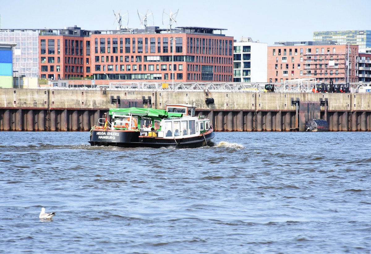 Die letzte Alternative Hafenrundfahrt in diesem Jahr startet am 8. Oktober um 17.30 Uhr: Auf der #Hafenrundfahrt mit einer Barkasse wird die Geschichte des #Hamburg|er Hafens im Nationalsozialismus erzählt. Info und Anmeldung: kz-gedenkstaette-neuengamme.de/veranstaltungs…