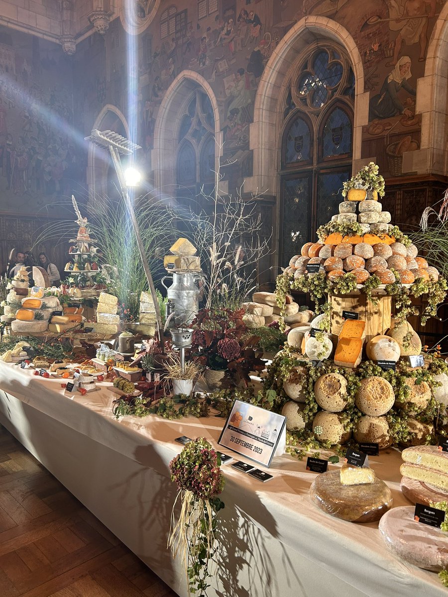 Fromagers's tweet image. Félicitations à #RaphaelDervaux &amp;amp; #VincentDervaux pour la mise en scène du plus grand plateau de fromages des Hauts-de-France exposé ce samedi au Beffroi d'Arras
Une performance dans un cadre grandiose!
@cniel @CGAD_france