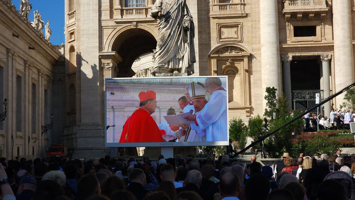 Cgfmanet_Org's tweet photo. #30settembre2023 Il Cardinale Ángel Fernández Artime riceve l'anello e la berretta cardinalizia da #PapaFrancesco che gli affida la Diaconia di Santa Maria Ausiliatrice in via Tuscolana a Roma. Buona missione Sua Eccellenza!  #IFMA #FamigliaSalesiana https://t.co/T9VJ1bUtub
